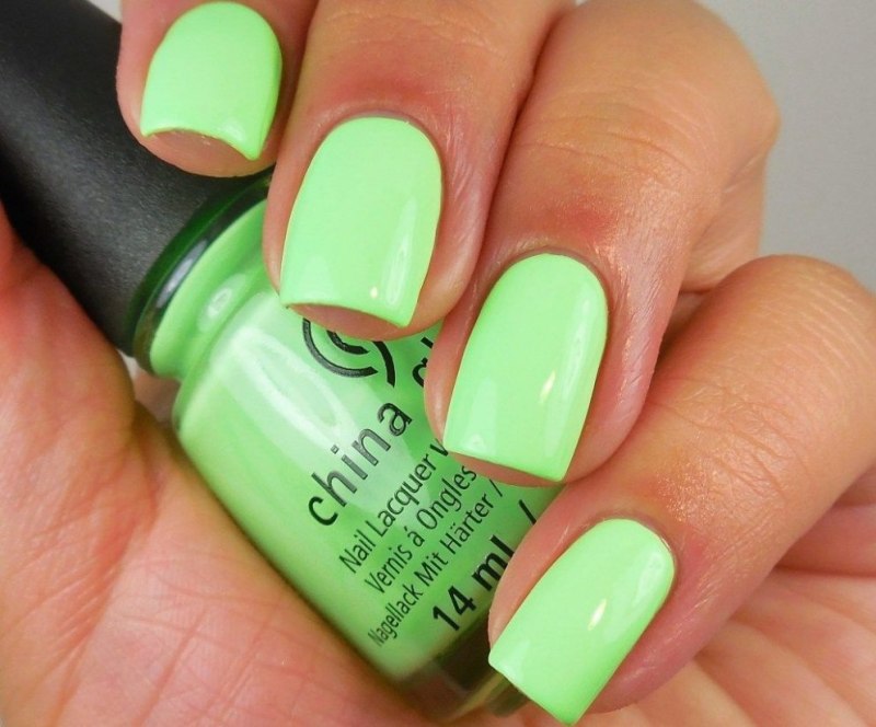 Маникюр салатовый с оранжевым