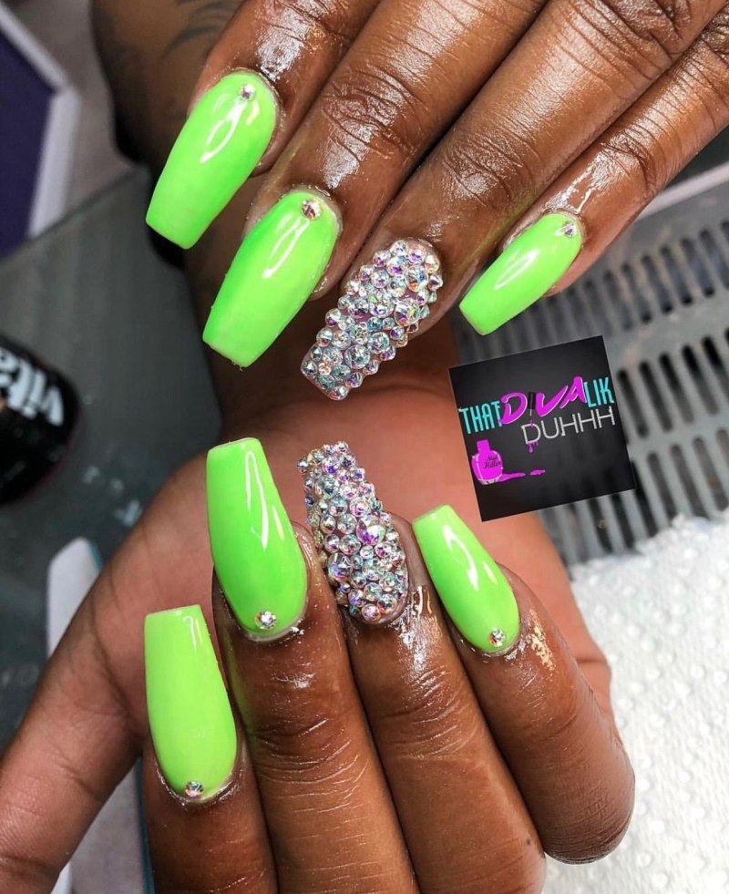 Салатовые ногти