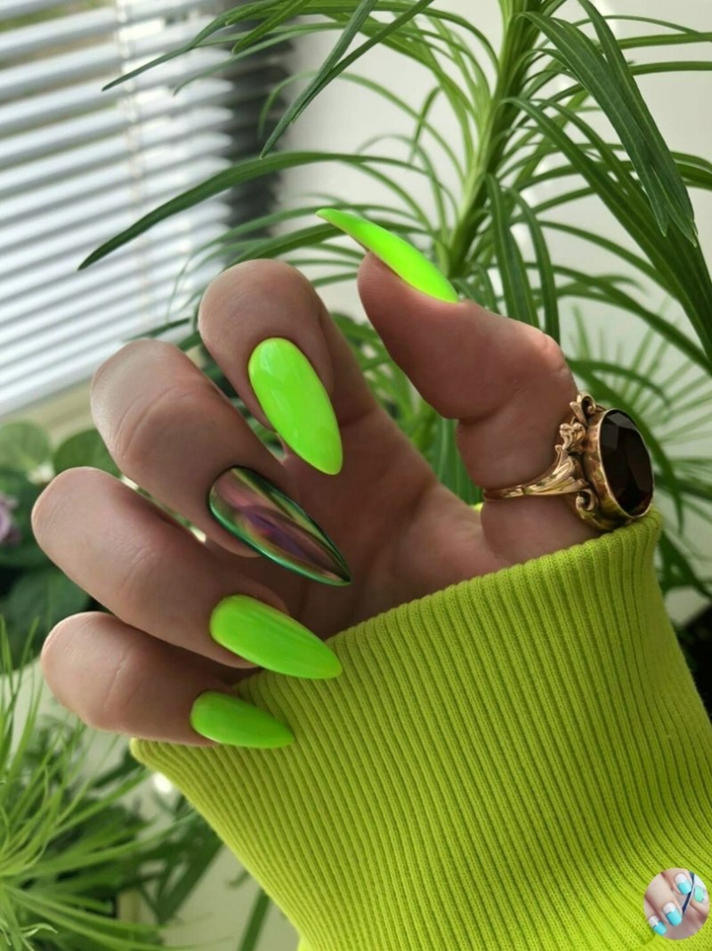 Яркий маникюр