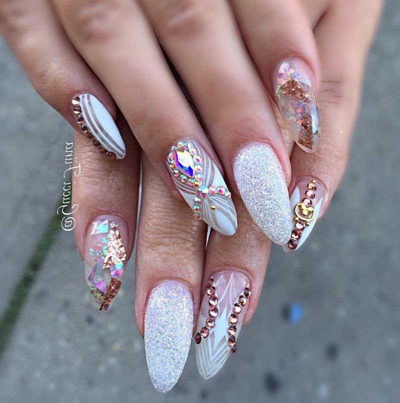 Красивый праздничный маникюр