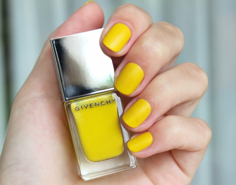 Маникюр желтый с блестками