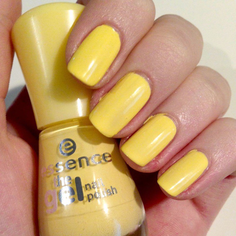 Жёлтый маникюр с ананасом