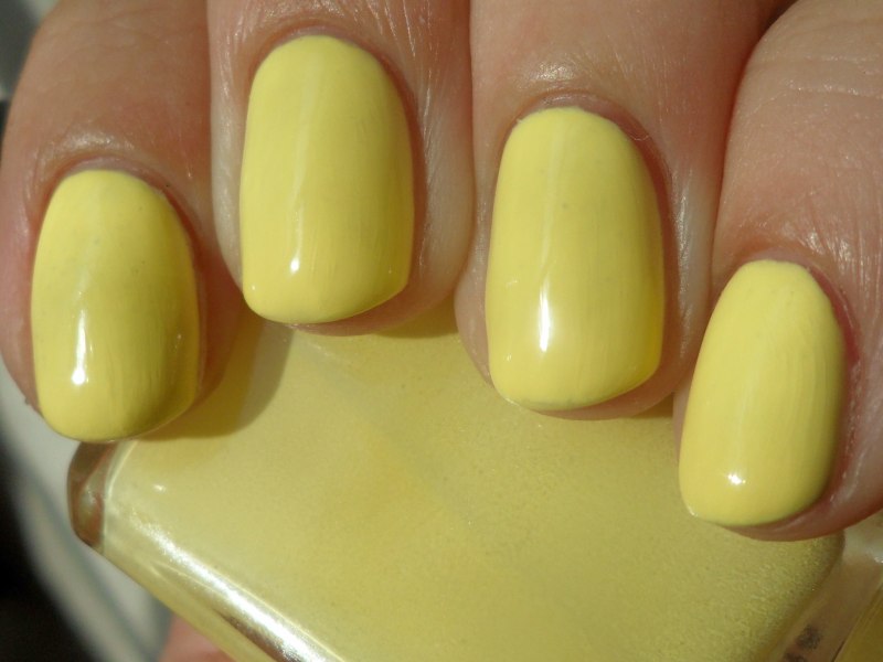 Жёлтый маникюр с листьями