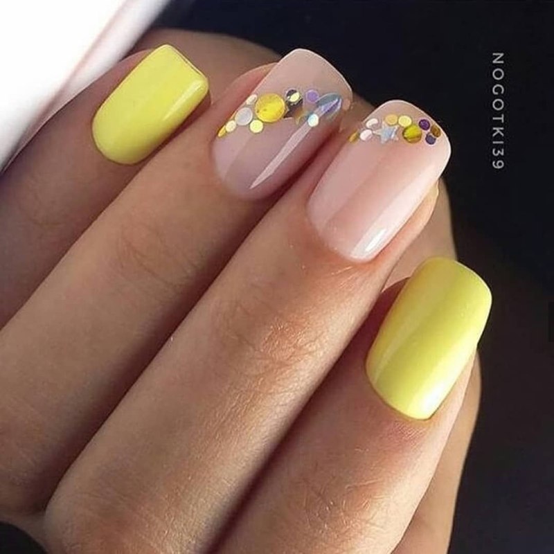 Маникюр однотонный желтый