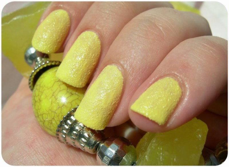 Маникюр желтый неон