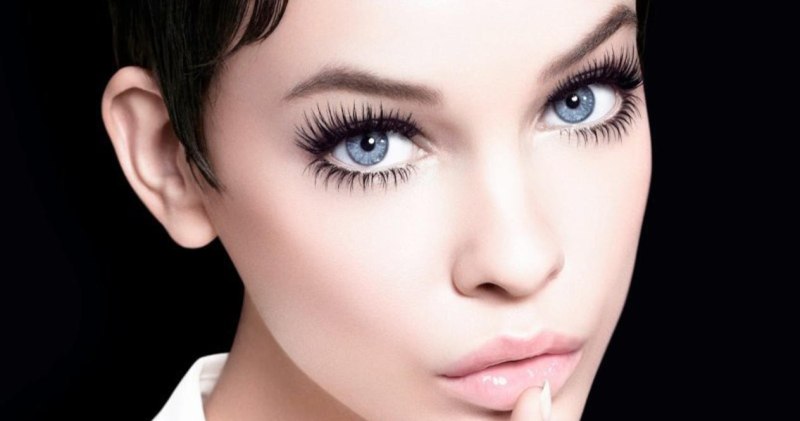 Девушка с большими ресницами