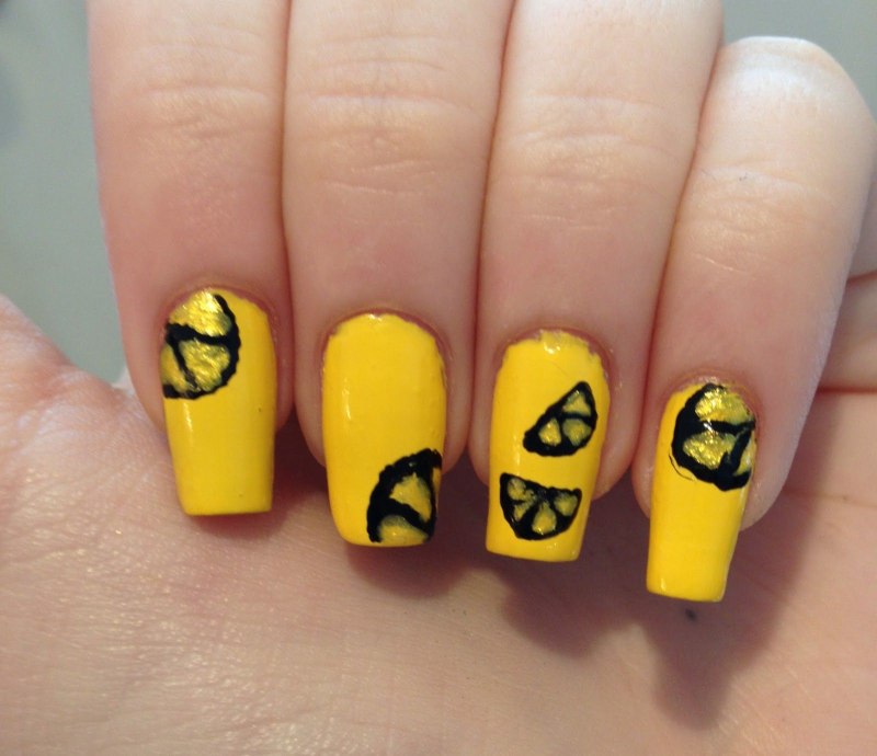 Долька лимона на ногтях