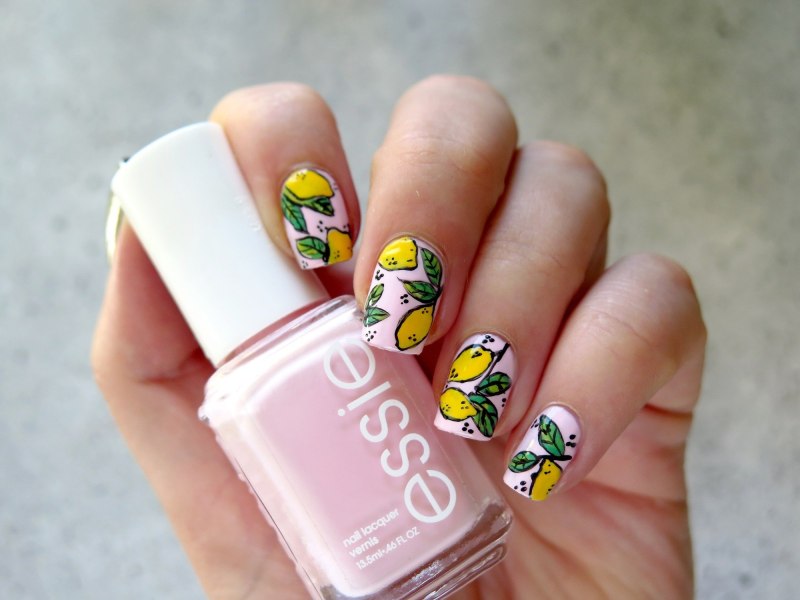 Маникюр с лимончиками