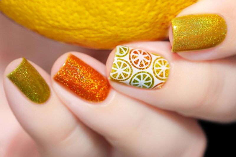 Маникюр с лимоном