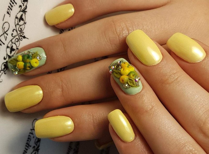 Маникюр желтый с апельсином