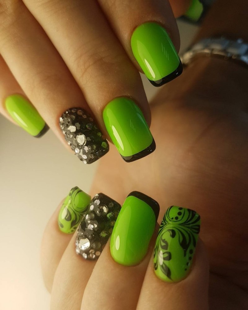 Яркий маникюр