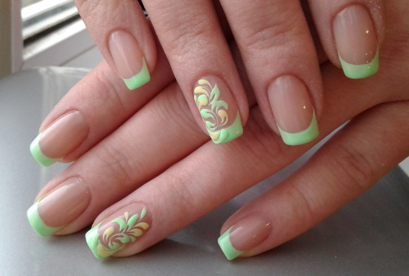 Салатовые ногти