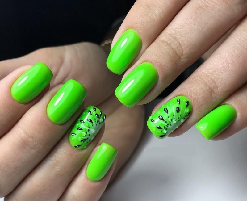 Салатовые ногти