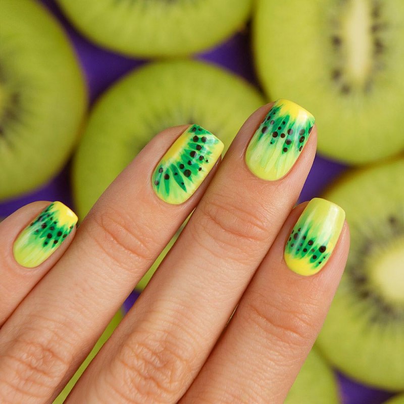 Летний маникюр с ромашками