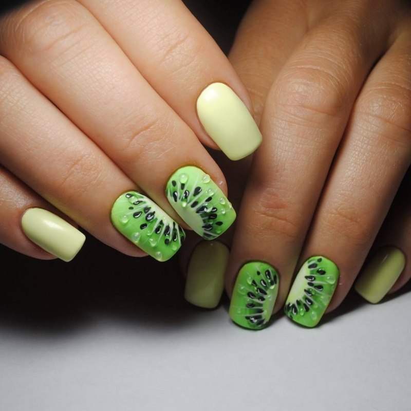 Яркий маникюр