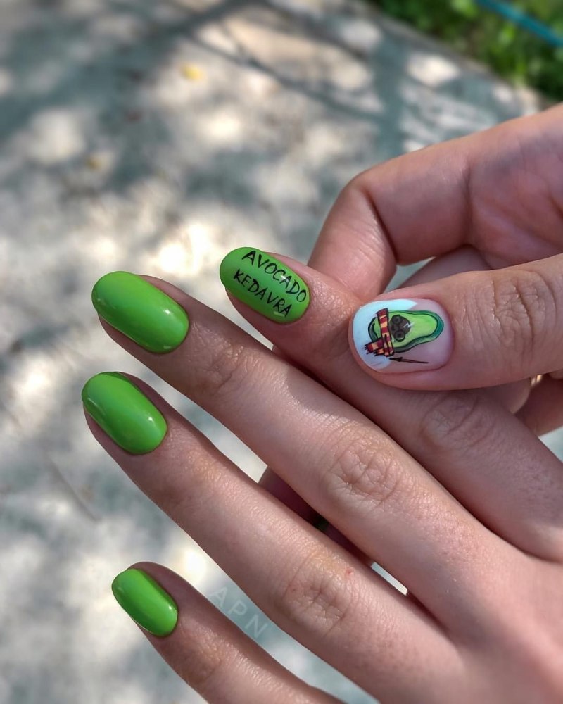 Яркий маникюр