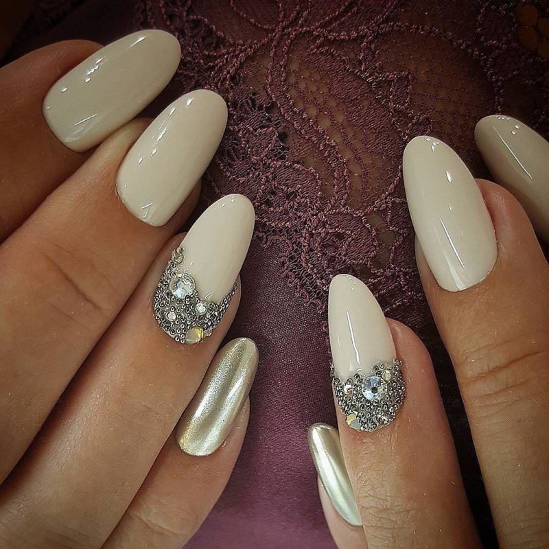 Маникюр со стразами на длинные ногти