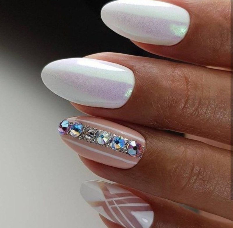 Белый маникюр с втиркой