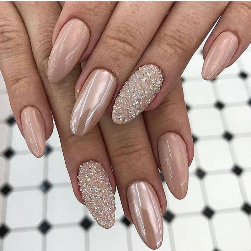 Нюдовый жемчужный маникюр