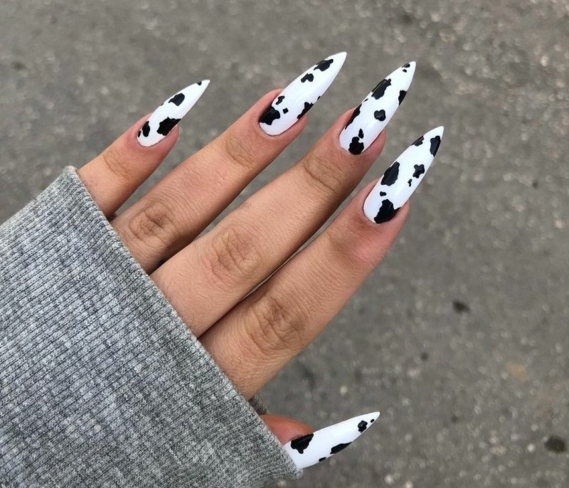 Маникюр с пятнами коровы на длинные ногти