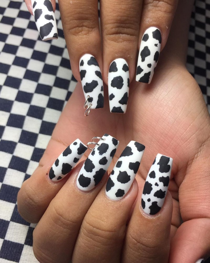 Ногти в стиле коровки короткие
