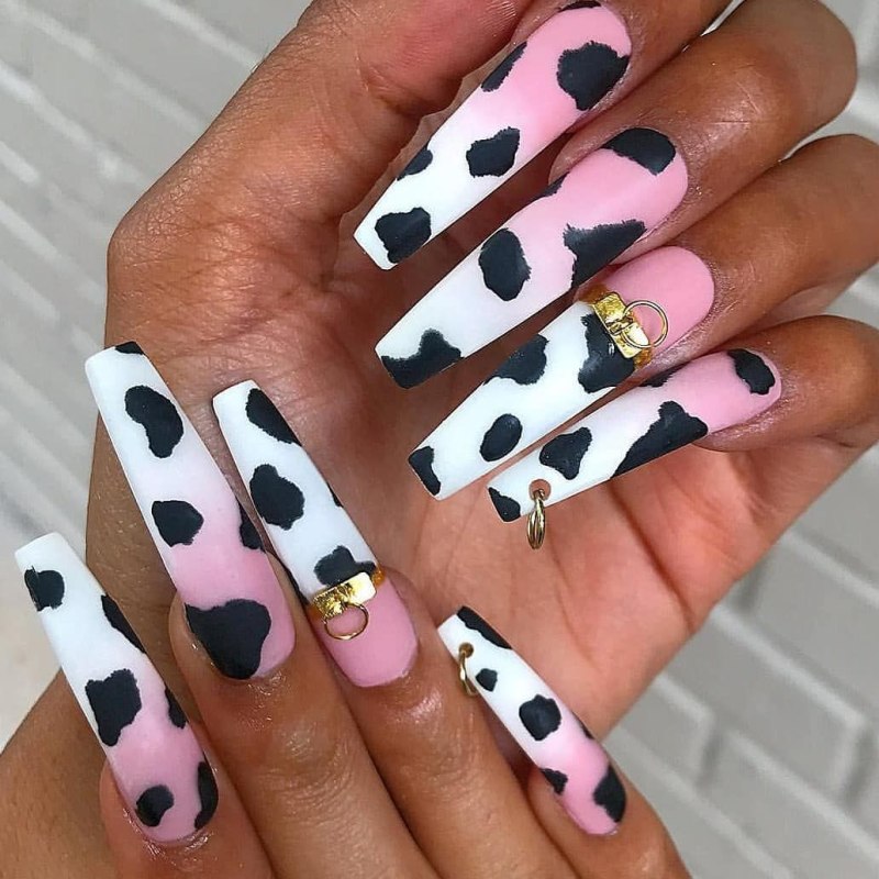 Маникюр с коровьим принтом на длинные ногти