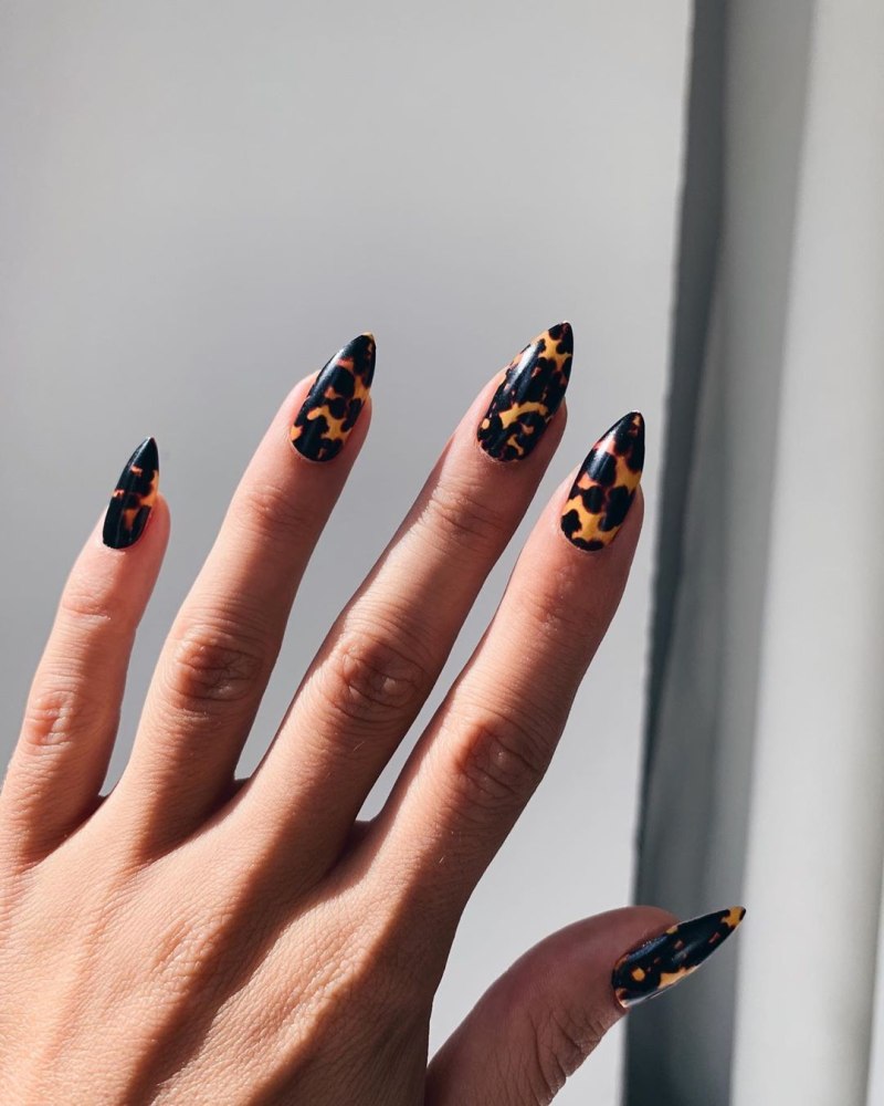 Маникюр с коровьим принтом