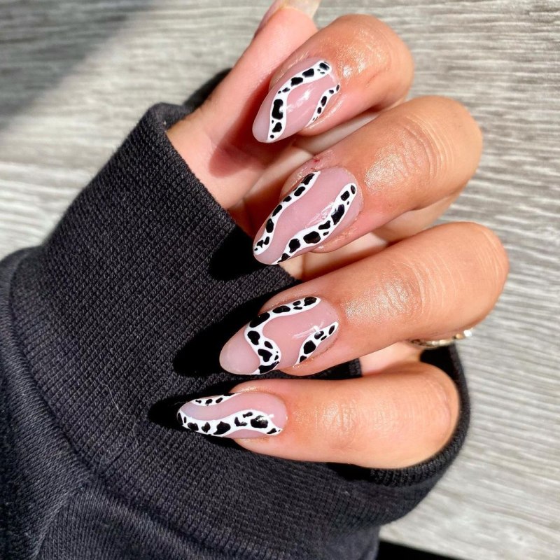 Маникюр розовый с черными пятнами