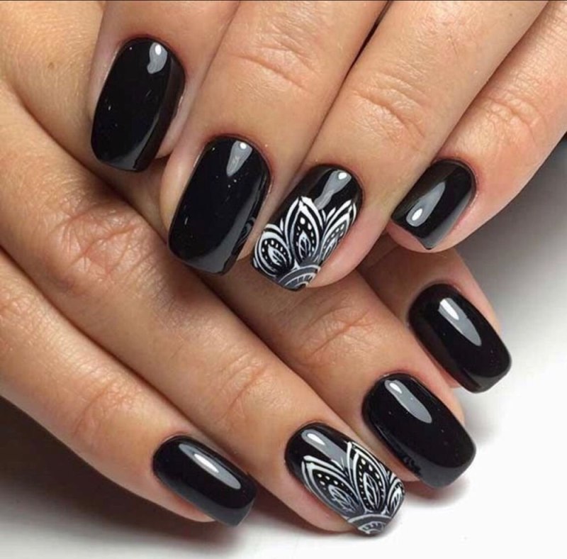 Маникюр на короткие ногти чёрный и белый