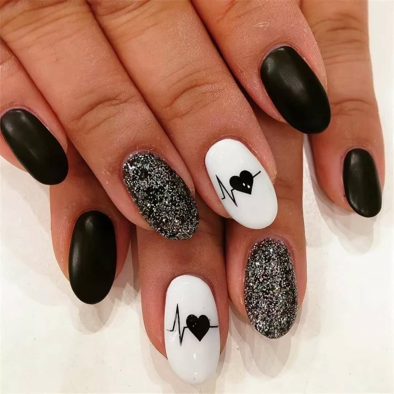 Маникюр шеллак черный с белым