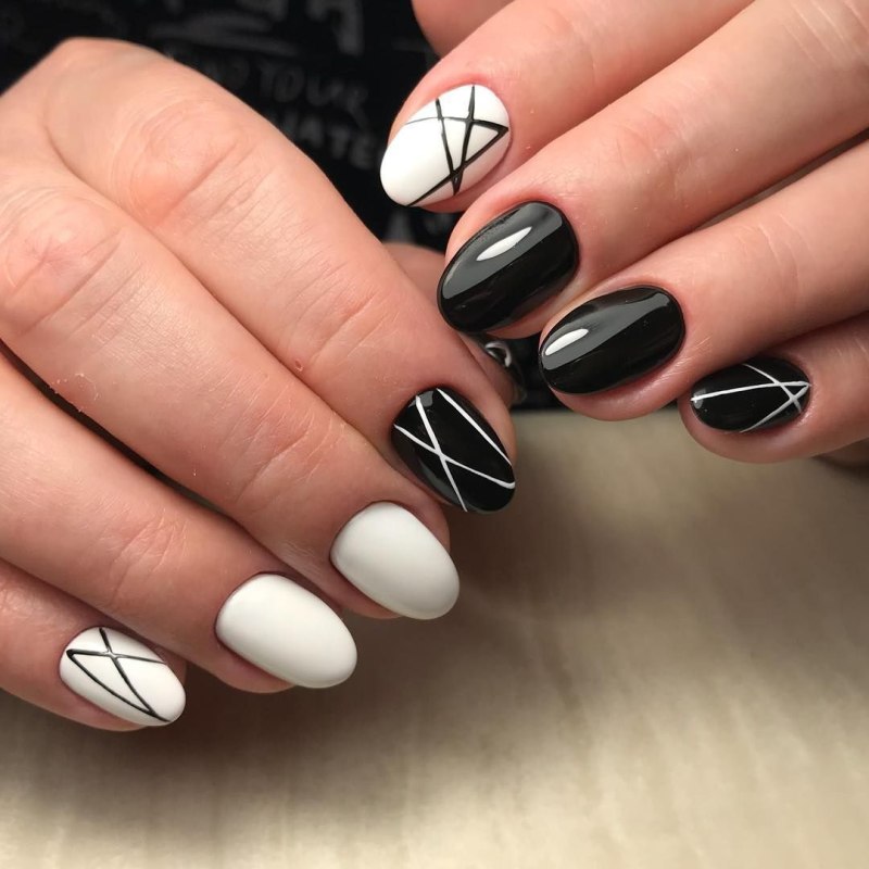 Темный маникюр