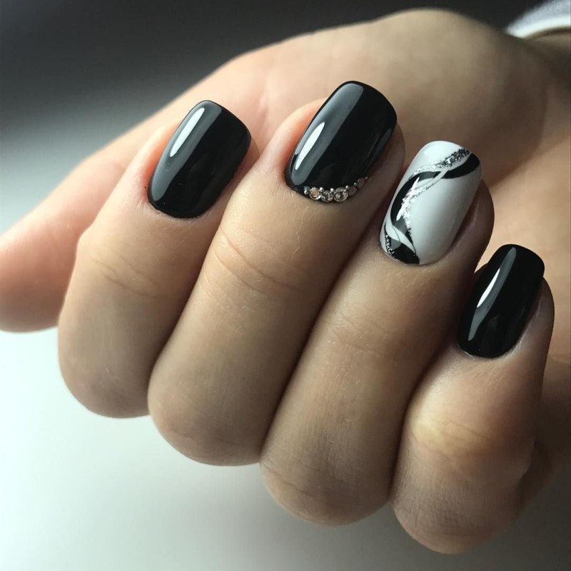 Черный лунный маникюр