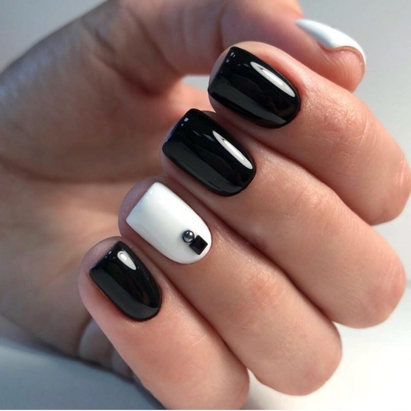 Маникюр в горошек