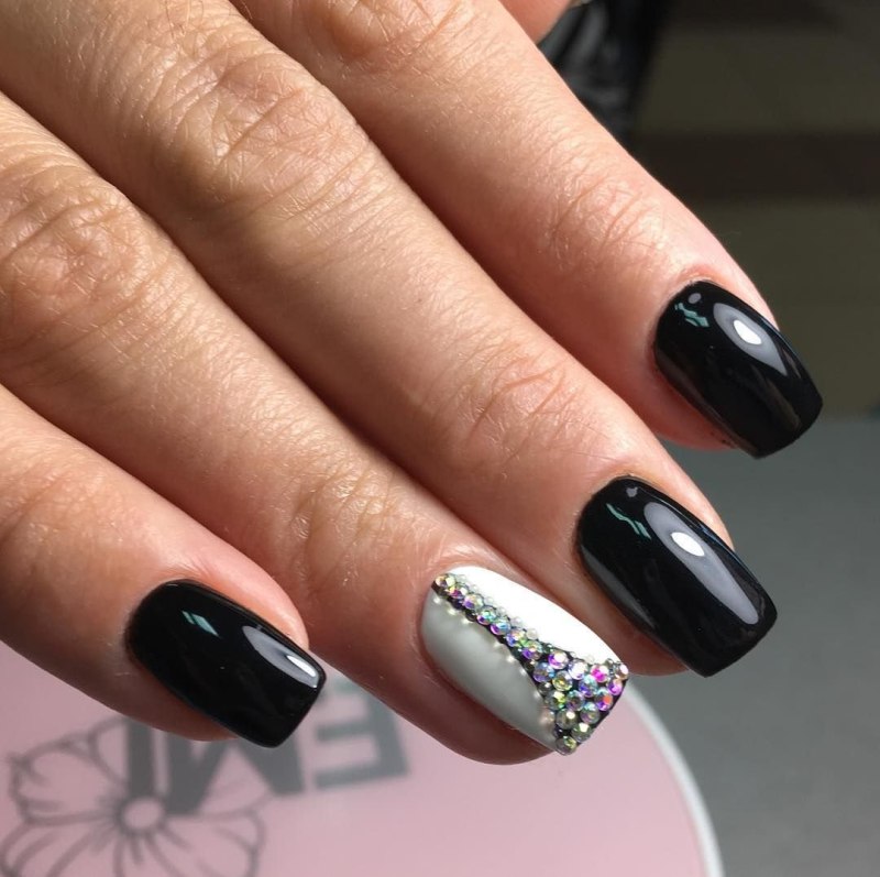 Черный маникюр