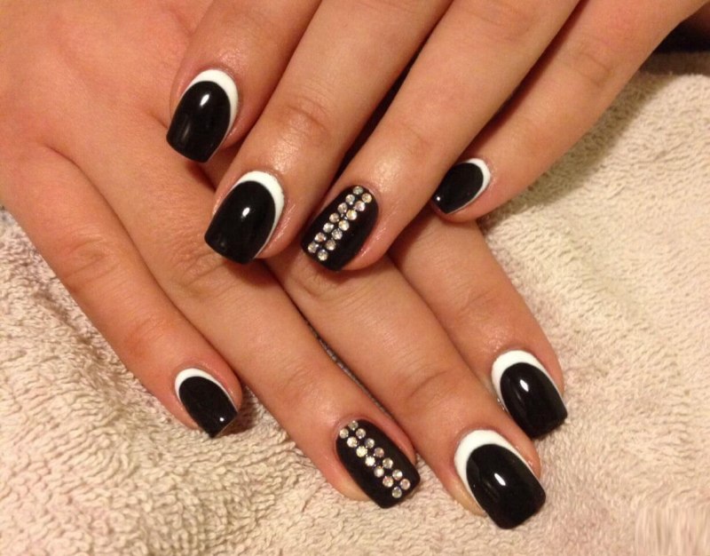 Красивый маникюр черно белый