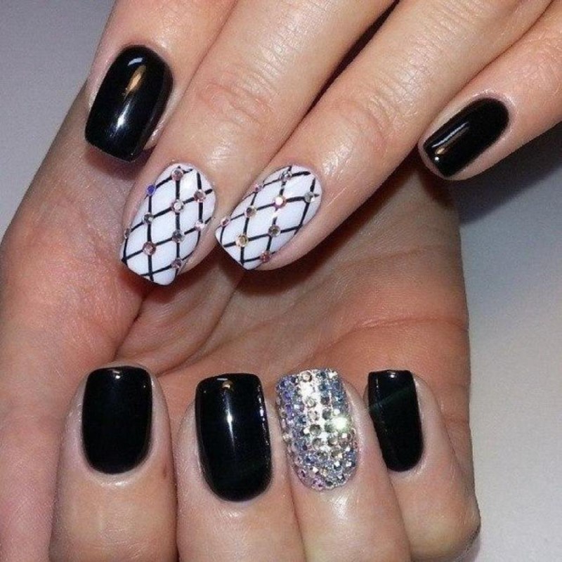 Маникюр с чёрным и белым лаком