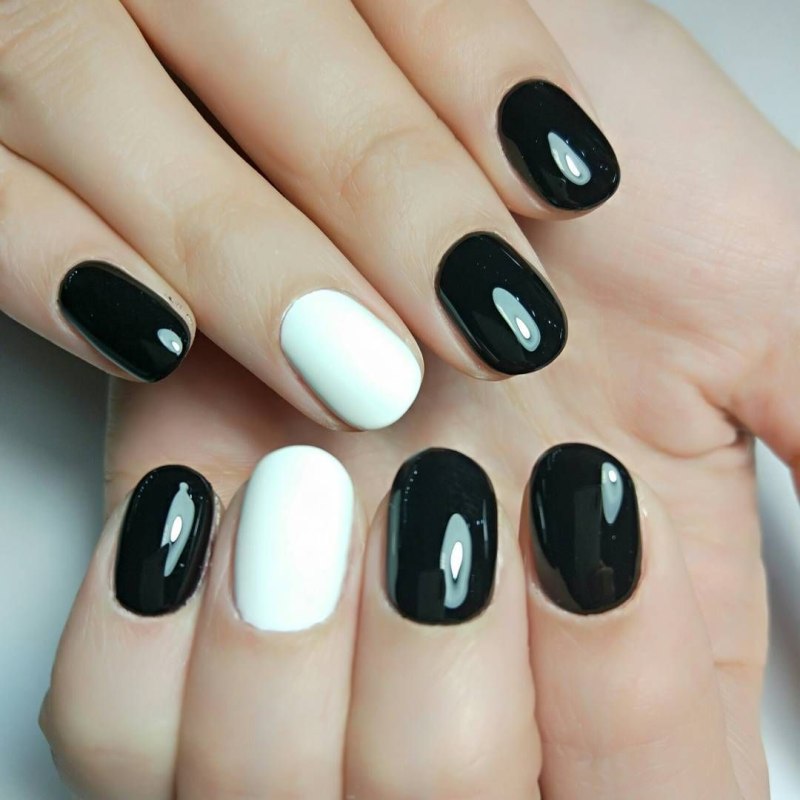 Красивый темный маникюр