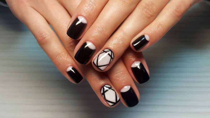 Чёрный маникюр на короткие ногти