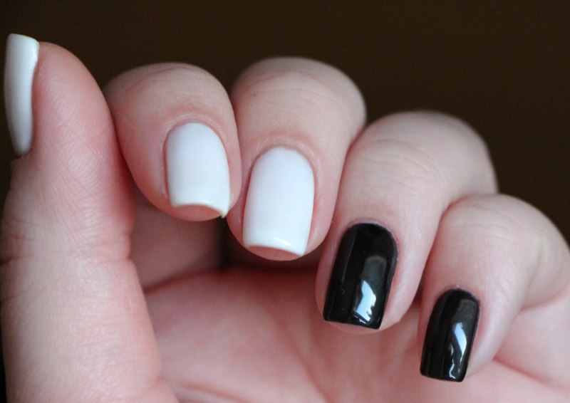 Черно белый маникюр на короткие ногти