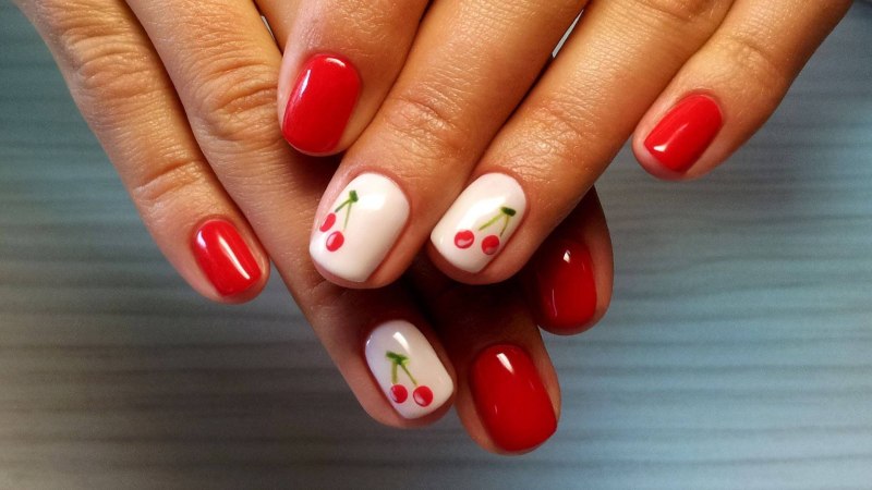 Маникюр с вишенками на короткие ногти