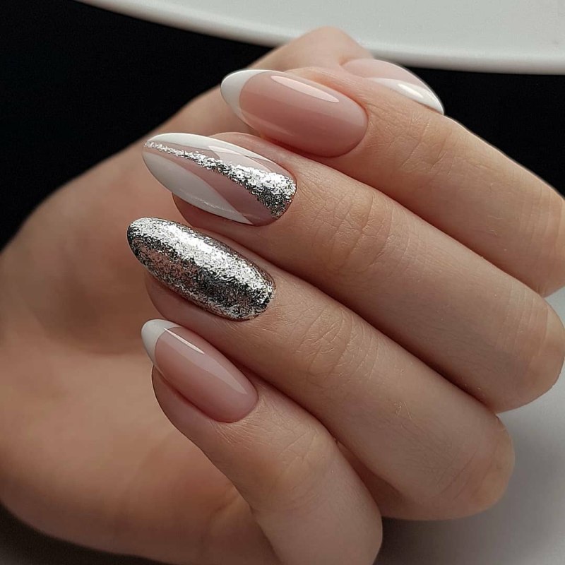 Нюдовый жемчужный маникюр