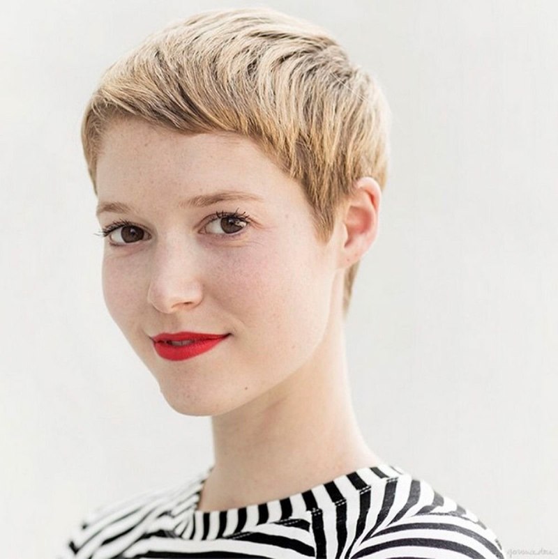 Стрижка Гарсон с удлиненным затылком