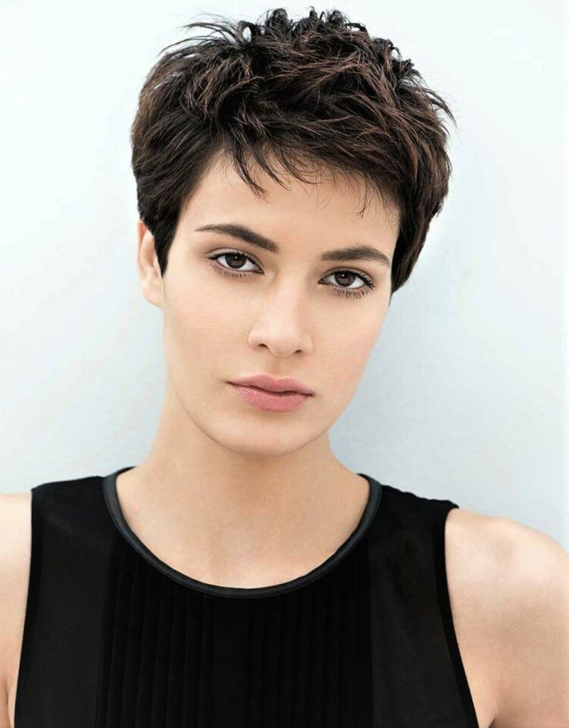 Короткие стрижки с бритвой полненьким