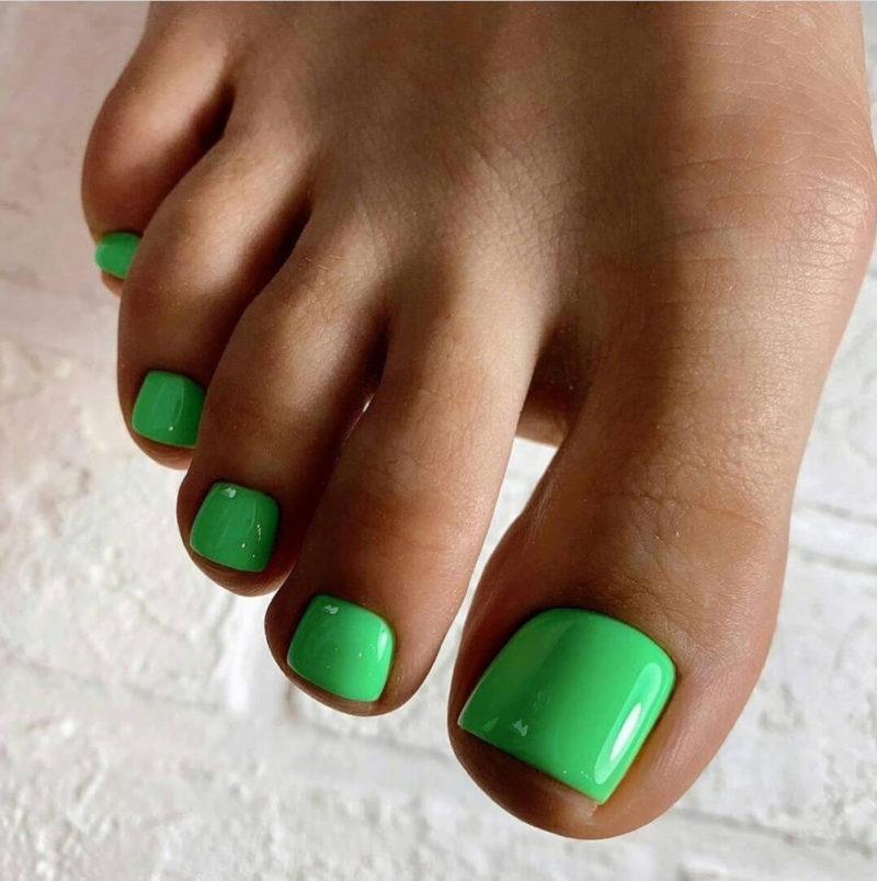 Педикюр однотонный