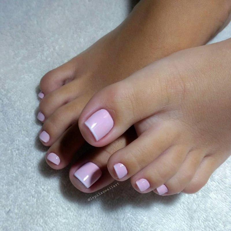 Нежный педикюр