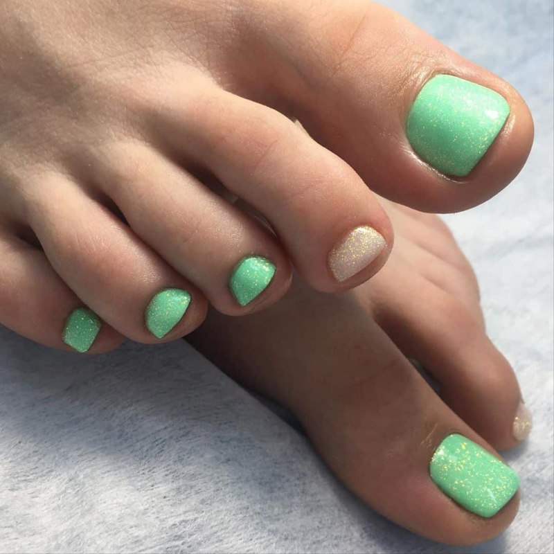 Педикюр однотонный