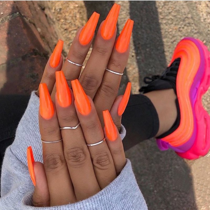 Неоновый маникюр на длинные ногти