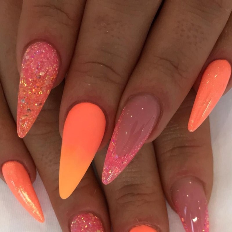 Оранжевый маникюр на длинные ногти острые
