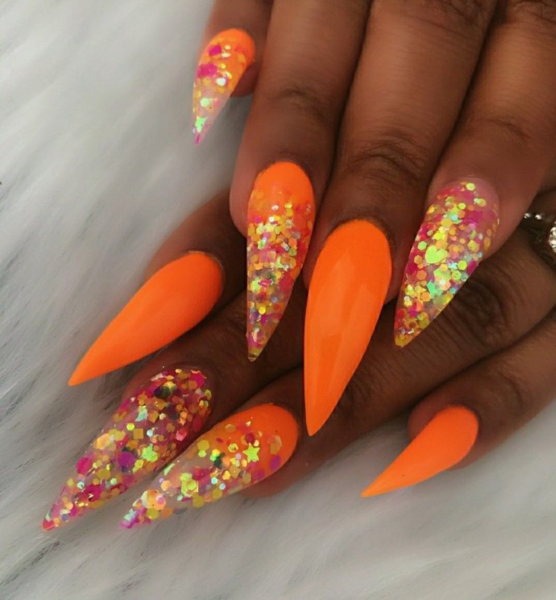 Яркий оранжевый маникюр на длинные ногти