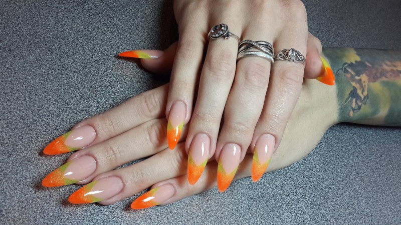 Оранжевый маникюр